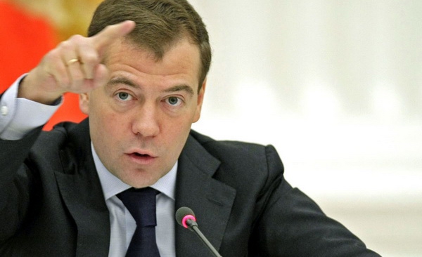 Медведев: ответственность за неплатежи в ЖКХ надо усилить с осени