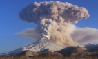 Столбы пепла на высоту от 7 до 9 км над уровнем моря выбросили два вулкана на Камчатке