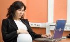 Работодателей обязали продлевать договоры с беременными женщинами